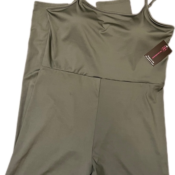 (L) No Boundaries Jumpsuit in Green NWT - Picture 2 of 4